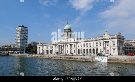 Irlanda, Dublino: Facciata dell'imponente edificio neoclassico della Custom House situata sulle rive del fiume Liffey. Ospita la partenza Foto Stock