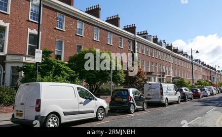 Belfast, Irlanda del Nord: Facciate della casa in University Square, Queen's Quarter, a sud della città. Case in mattoni rossi Foto Stock