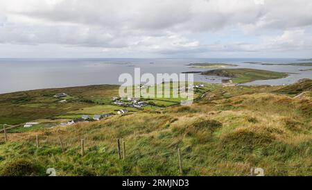 Irlanda, Connemara: Contea di Galway: Clifden Bay vista dalla famosa Sky Road Foto Stock