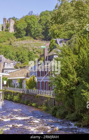 Il fiume Rur con le rovine di Haller sopra Monschau in una soleggiata giornata estiva Foto Stock