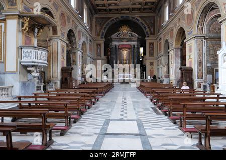 LA NAVATA CENTRALE DELLA BASILICA DI SAN LORENZO IN LUCINA Foto Stock