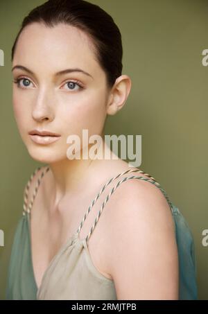 Ritratto di giovane donna bella in una luce abito verde Foto Stock