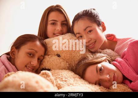 Ragazze adolescenti che abbracciano Teddy Bear Foto Stock