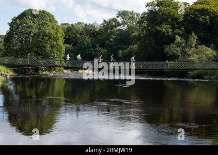 Dales Way - Hebden Suspension Bridge over the River Wharfe, Hebden, Skipton, Upper Wharfedale, Yorkshire Dales, Inghilterra, Regno Unito Foto Stock