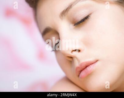 Extreme close up della giovane donna con gli occhi chiusi Foto Stock