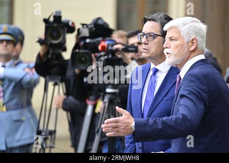 Castello di Praga, Praga. 29 agosto 2023. Il presidente ceco Petr Pavel, a destra, dà il benvenuto al presidente della Macedonia del Nord Stevo Pendarovski al Castello di Praga, Praga, Repubblica Ceca, 29 agosto 2023. Crediti: Roman Vondrous/CTK Photo/Alamy Live News Foto Stock