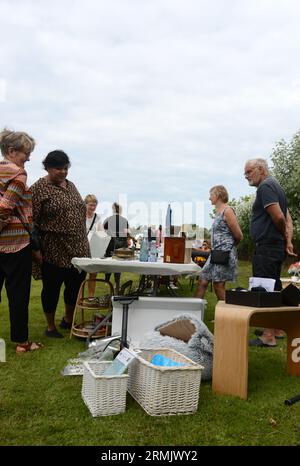 Una vendita settimanale di garage e fiera estiva in un piccolo villaggio nel sud-ovest della Zelanda, Danimarca. Foto Stock