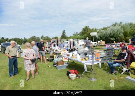 Una vendita settimanale di garage e fiera estiva in un piccolo villaggio nel sud-ovest della Zelanda, Danimarca. Foto Stock