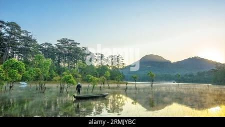 Alcune immagini paesaggistiche di attività agricole in Lam Dong Lam Dong paesaggio ha Tinh paesaggio Vietnam antichi templi in Vietnam Foto Stock