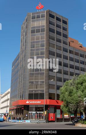 Palma di Maiorca, Spagna; 08 agosto 2023: Facciata principale della sede centrale della Santander Bank nella città di Palma di Maiorca, Spagna Foto Stock