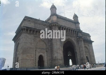 Il Gateway of India è un arco-monumento costruito all'inizio del 20th ° secolo nella città di Mumbai, India. Fu eretta per commemorare lo sbarco del re-imperatore Giorgio V, il primo monarca britannico a visitare l'India, nel dicembre 1911 a Strand Road vicino alla Wellington Fountain. Foto Stock