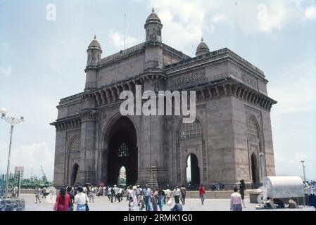 Il Gateway of India è un arco-monumento costruito all'inizio del 20th ° secolo nella città di Mumbai, India. Fu eretta per commemorare lo sbarco del re-imperatore Giorgio V, il primo monarca britannico a visitare l'India, nel dicembre 1911 a Strand Road vicino alla Wellington Fountain. Foto Stock