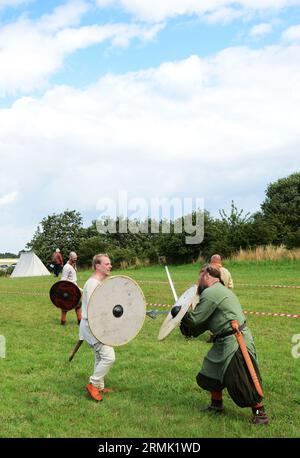 Pratica di combattimento vichingo a Trelleborg (Slagelse), Danimarca. Foto Stock