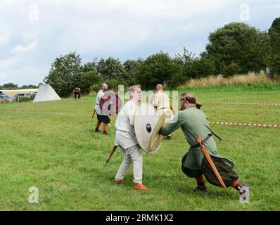 Pratica di combattimento vichingo a Trelleborg (Slagelse), Danimarca. Foto Stock