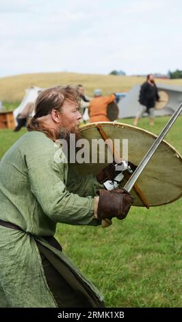Pratica di combattimento vichingo a Trelleborg (Slagelse), Danimarca. Foto Stock