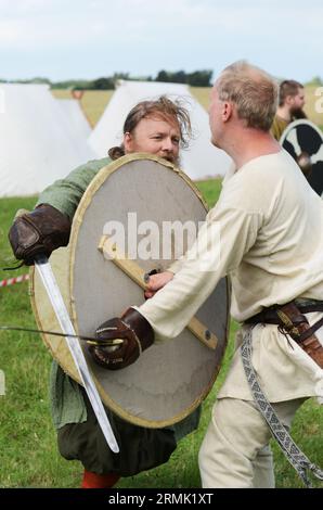 Pratica di combattimento vichingo a Trelleborg (Slagelse), Danimarca. Foto Stock