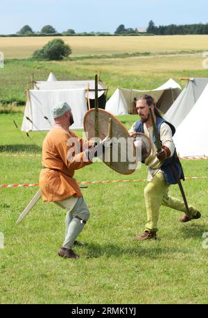 Pratica di combattimento vichingo a Trelleborg (Slagelse), Danimarca. Foto Stock