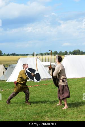 Pratica di combattimento vichingo a Trelleborg (Slagelse), Danimarca. Foto Stock