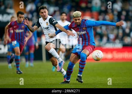 Valencia, Spagna. 21 febbraio 2022. Ronald Araujo (R) del FC Barcelona gareggia per la palla con Hugo duro del Valencia CF durante la partita la Liga Santander tra Valencia CF e FC Barcelona allo stadio Mestalla il 20 febbraio 2022, Valencia, Spagna (foto di David Aliaga/NurPhoto) credito: NurPhoto SRL/Alamy Live News Foto Stock