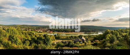 Una splendida vista dalla torre panoramica sulla laguna, le colline e le foreste. Soleggiato pomeriggio d'estate. Regione di Roztocze. Polonia orientale. Krasnobrod Foto Stock
