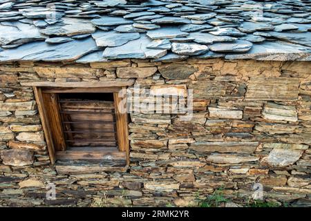 Vista dettagliata: Tradizionale capanna in pietra fatta di rocce e fango, Uttarakhand, India. Artigianato rurale Foto Stock