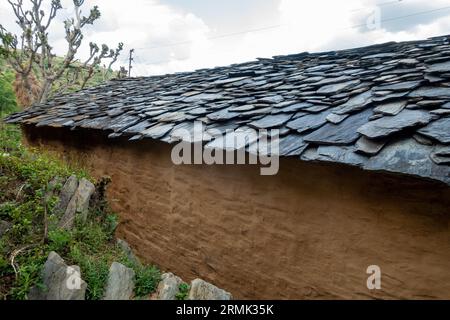 Vista dettagliata: Tradizionale capanna in pietra fatta di rocce e fango, Uttarakhand, India. Artigianato rurale Foto Stock