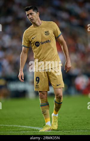 Valencia, Spagna. 30 ottobre 2022. Robert Lewandowski del FC Barcelona guarda in scena durante la partita di LaLiga Santander tra Valencia CF e FC Barcelona allo stadio Mestalla, 29 ottobre 2022, Valencia, Spagna. (Foto di David Aliaga/NurPhoto) credito: NurPhoto SRL/Alamy Live News Foto Stock