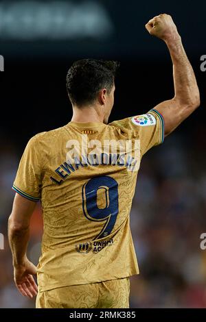 Valencia, Spagna. 30 ottobre 2022. Robert Lewandowski del FC Barcelona festeggia dopo aver segnato il primo gol della sua squadra durante la partita di LaLiga Santander tra Valencia CF e FC Barcelona allo stadio Mestalla, 29 ottobre 2022, Valencia, Spagna. (Foto di David Aliaga/NurPhoto) credito: NurPhoto SRL/Alamy Live News Foto Stock