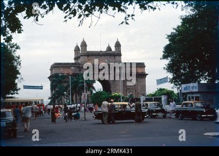 Il Gateway of India è un arco-monumento costruito all'inizio del 20th ° secolo nella città di Mumbai, India. Fu eretta per commemorare lo sbarco del re-imperatore Giorgio V, il primo monarca britannico a visitare l'India, nel dicembre 1911 a Strand Road vicino alla Wellington Fountain. Foto Stock