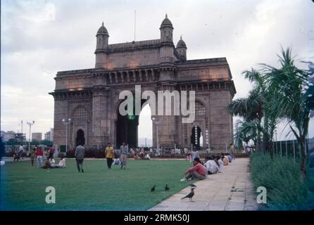 Il Gateway of India è un arco-monumento costruito all'inizio del 20th ° secolo nella città di Mumbai, India. Fu eretta per commemorare lo sbarco del re-imperatore Giorgio V, il primo monarca britannico a visitare l'India, nel dicembre 1911 a Strand Road vicino alla Wellington Fountain. Foto Stock