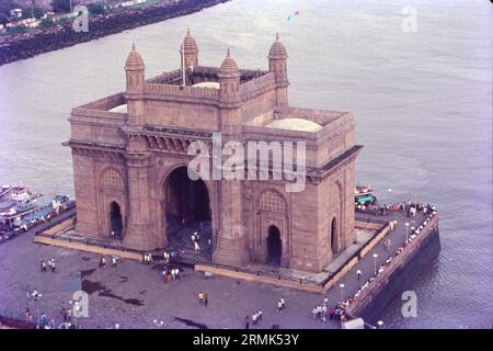 Il Gateway of India è un arco-monumento costruito all'inizio del 20th ° secolo nella città di Mumbai, India. Fu eretta per commemorare lo sbarco del re-imperatore Giorgio V, il primo monarca britannico a visitare l'India, nel dicembre 1911 a Strand Road vicino alla Wellington Fountain. Foto Stock