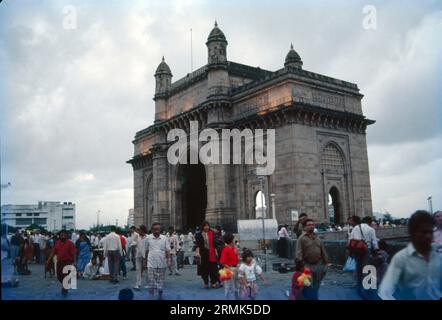 Il Gateway of India è un arco-monumento costruito all'inizio del 20th ° secolo nella città di Mumbai, India. Fu eretta per commemorare lo sbarco del re-imperatore Giorgio V, il primo monarca britannico a visitare l'India, nel dicembre 1911 a Strand Road vicino alla Wellington Fountain. Foto Stock