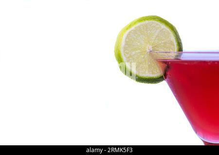 Red cocktail e Lime Isolated on White. Cosmopolita Foto Stock