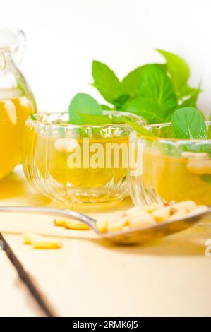 Tradizionale tè alla menta e alla pineta di stile arabo chiamato a Tay Foto Stock