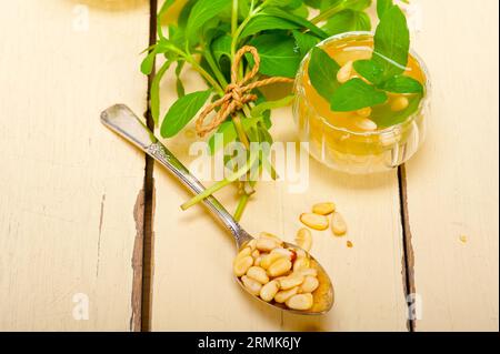 Tradizionale tè alla menta e alla pineta di stile arabo chiamato a Tay Foto Stock