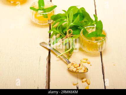 Tradizionale tè alla menta e alla pineta di stile arabo chiamato a Tay Foto Stock