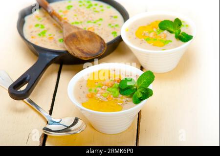 Sostanziosa del Medio Oriente e ceci Zuppa di Orzo con foglie di menta Foto Stock