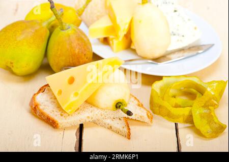 Selezione di antipasti con formaggio e pere fresche Foto Stock