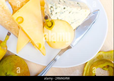 Selezione di antipasti con formaggio e pere fresche Foto Stock