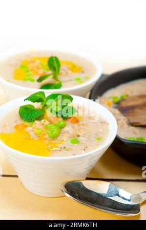 Sostanziosa del Medio Oriente e ceci Zuppa di Orzo con foglie di menta Foto Stock