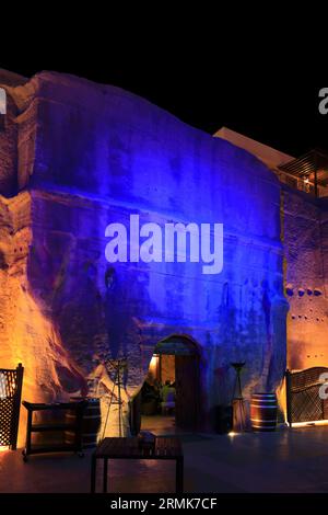 Cave Bar di notte, centro visitatori di Petra, Giordania, Medio Oriente Foto Stock