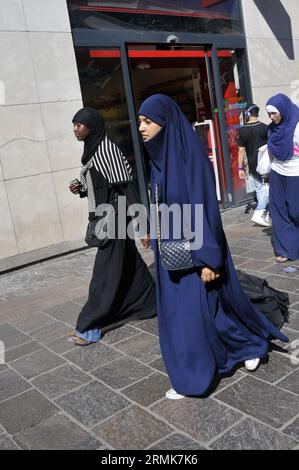 FRANCIA. PARIGI (75) DONNE MUSULMANE CHE INDOSSANO UN ABAYA Foto Stock