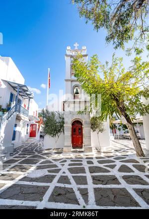 Chiesa di Zoodochos Pigi o Chiesa di Megali Panagia, Piazza Alefkantra, vicoli della città vecchia di Chora con case bianche con persiane colorate e. Foto Stock