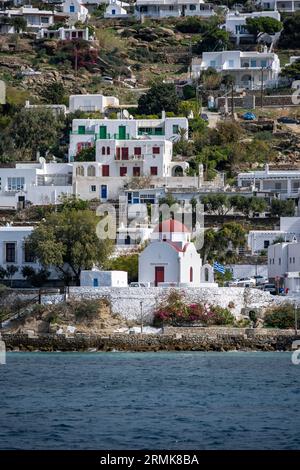 Piccola chiesa greca ortodossa bianca con tetto rosso, Santa Chiesa di Rodon e Amaranto, Porto Vecchio di Mykonos, Chora, città di Mykonos, Mykonos, Cicladi Foto Stock