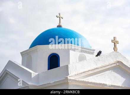 Cupola blu della Chiesa greco-ortodossa delle Cicladi Chiesa Santa di Agios Nikolaos di Kadena, Porto Vecchio, città di Mykonos, Mykonos, Cicladi Foto Stock