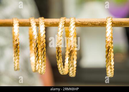 Bracciale twist in oro turco da 24 carati allineato presso il negozio d'oro Foto Stock