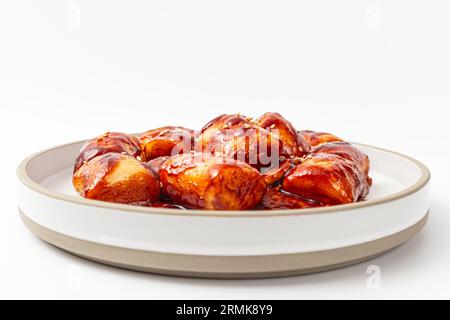 Tteokbokki di torta di riso su sfondo bianco Foto Stock