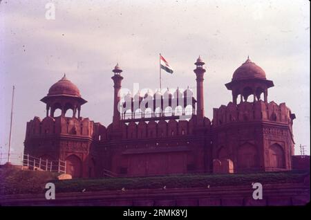 Il forte Rosso è uno dei monumenti storici più belli dell'India. Il forte Rosso, o 'Lal Qila', fu costruito dall'imperatore Moghul Shah Jahan. È fatto di arenaria rossa ed è stato precedentemente rivestito con preziosi gioielli. Ogni anno la bandiera nazionale viene issata sulla sua cima il giorno dell'indipendenza. Foto Stock