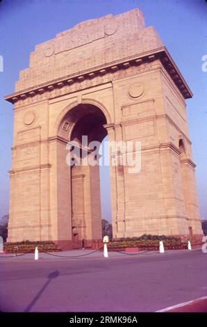 Al centro di nuova Delhi si trova l'India Gate, alta 42 m, un arco simile a un "Arco di Trionfo" nel mezzo di un incrocio. Quasi simile alla sua controparte francese, commemora i 70.000 soldati indiani che hanno perso la vita combattendo per l'esercito britannico durante la Guerra Mondiale. La porta dell'India è un memoriale di guerra situato vicino al percorso Kartavya sul bordo orientale dell'asse cerimoniale di nuova Delhi, precedentemente chiamato Rajpath. Foto Stock