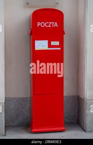 Cassetta postale rossa polacca per strada. Casella per la consegna di lettere e corrispondenza. Varsavia, Polonia - 23 luglio 2023. Foto Stock